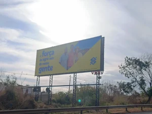 verificação de outdoor com foto